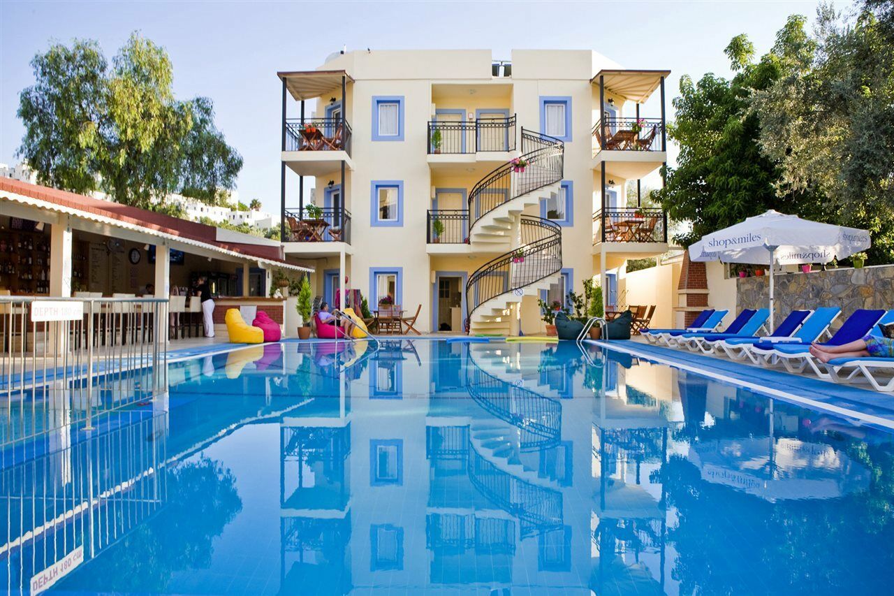 Merve Apartments, Your Home From Home In Central Bodrum, Street Cats Frequent The Property, Not All Apartments Have Balconies , Ground Floor Have Terrace With Table And Chairs Buitenkant foto